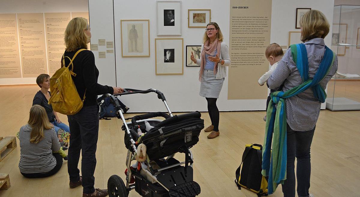 Mütter mit Babys und Kinderwagen bei einer Kunst mit Kind-Führung. Foto: Horst-Janssen-Museum