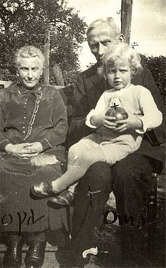 Horst with his grandmother and grandfather. Source: Janssen-Nachlass