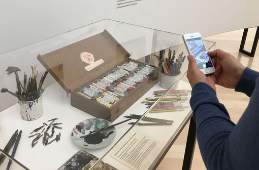 Mit dem Smartphone in der Ausstellung unterwegs. Foto: Horst-Janssen-Museum