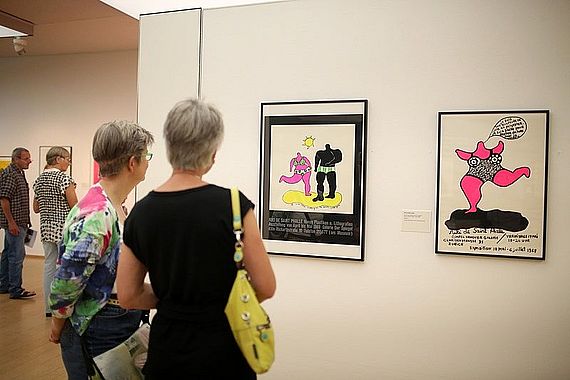 Besucherinnen in der Ausstellung Künstlerplakate, 2016, Foto: Markus Hibbeler