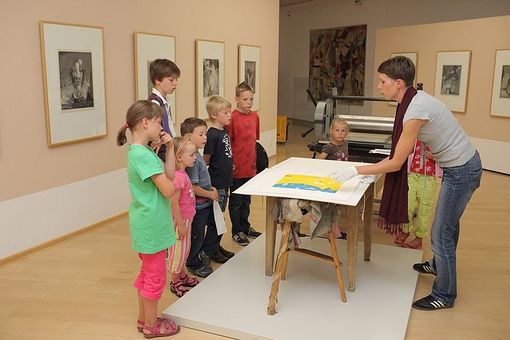 Kinder an der Druckmaschine im Horst-Janssen-Museum. Foto: Markus Hibbeler