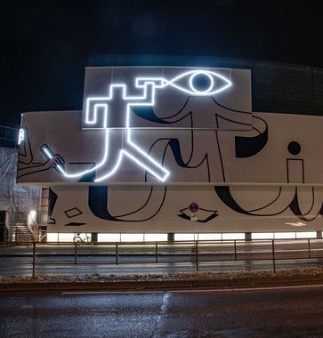 Christoph Niemann, "Current Lines" on the façade of the Horst Janssen Museum Oldenburg, night view, 2023, Photo: Andrey Gradetchliev