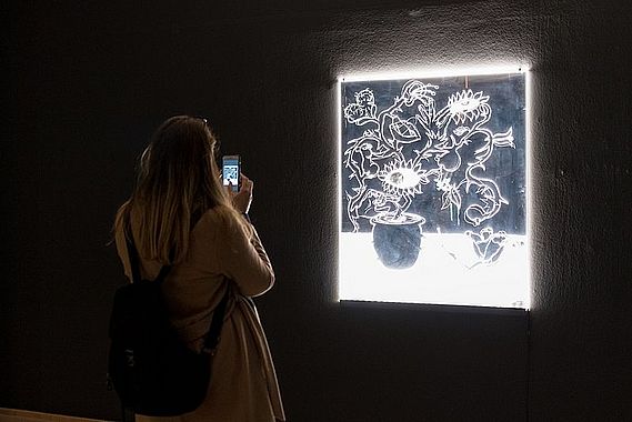 Besucherin vor einem Werk des Grafikpreisträgers Tobias Dostal, 2017, Foto: Christian J. Ahlers
