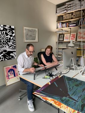 Christoph Niemann and Jutta Moster-Hoos discuss the designs in his studio in Berlin © vomhörensehen