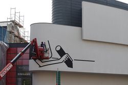 Die Fassadenbemalung mit dem Motiv von Christoph Niemann beginnt, Sommer 2023. Foto: Horst-Janssen-Museum