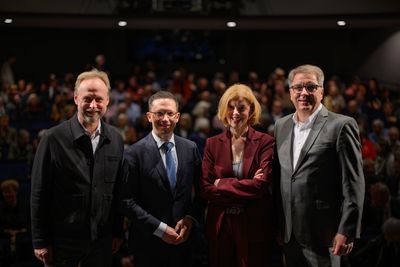 Bei der Jubiläumsgala des Horst-Janssen-Museums im Staatstheater (v.l.): Generalintendant Georg Heckel, Niedersächsischer Minister für Wissenschaft und Kultur Falko Mohrs, Museumsleiterin Jutta Moster-Hoos und Oberbürgermeister Jürgen Krogmann. Foto: Mohssen Assanimoghaddam