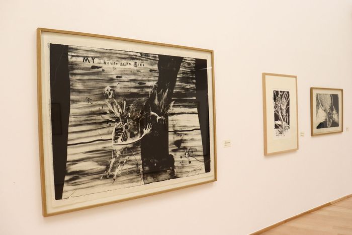 Ausstellungsansicht mit David Lynchs Werk "My House is on Fire". Foto: Horst-Janssen-Museum