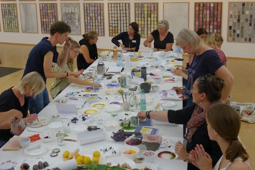 Besucher/innen bei einem Workshop im Museum. Foto: Horst-Janssen-Museum