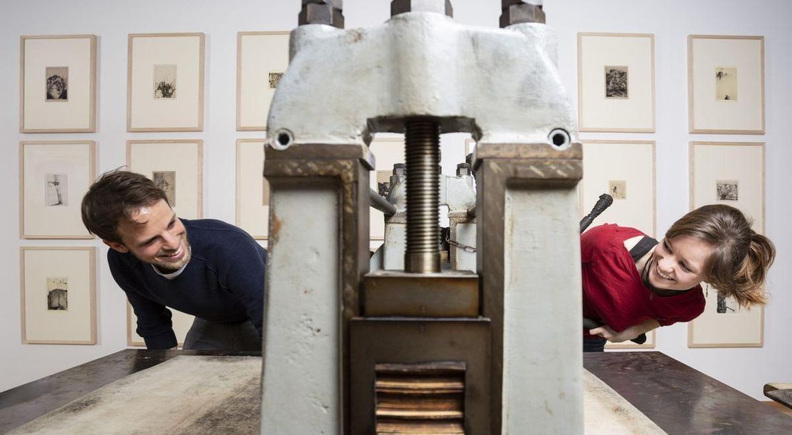 Visitor at the printing press © OTM, Photo Stephan Walzl