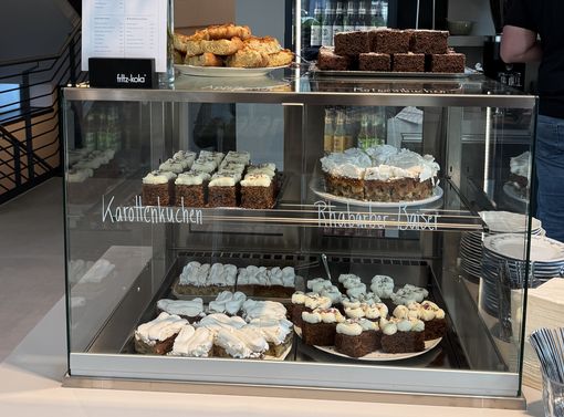 Kuchenvitrine. Foto: Café Atrium