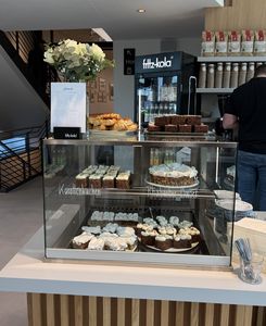 Kuchenvitrine. Foto: Café Atrium