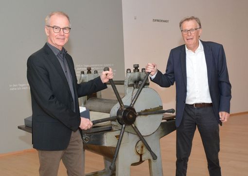 Michal Kroos (l.) und Heinrich Sanders vom Stiftungsvorstand. Foto: Horst-Janssen-Museum