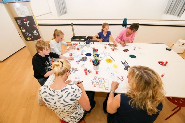 Kreativwerkstatt zu einer Ausstellung. Foto: Mohssen Assanimoghadam