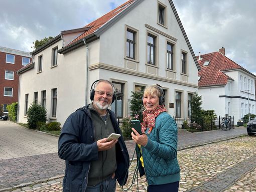 Medienkünstler Christian Gude und Wissenschaftlerin Antje Tietken vor der Lerchenstraße 14. Foto: Horst-Janssen-Museum