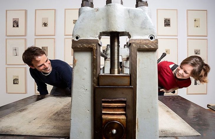 Visitors looking at Horst Janssens printing press © OTM, Stephan Walzl