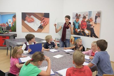 Museumspädagogin mit Schülern. Foto: Markus Hibbeler