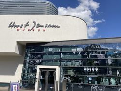 Dan Perjovschi bemalt das gläserne Foyer 2020. Foto: Horst-Janssen-Museum