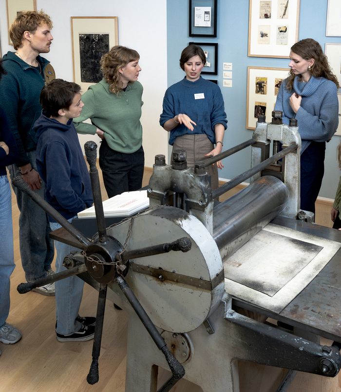 Besucher/innen bei einer Führung an der Frielinghauspresse. Foto: Studio 3x3