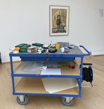 Umbauwagen vor einem Janssen-Plakat. Foto: Horst-Janssen-Museum