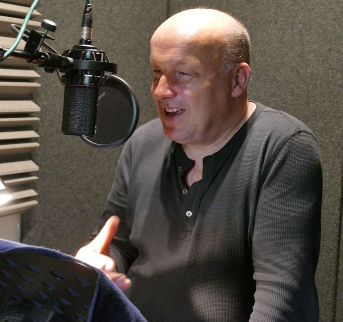 Matthias Kleiner spricht den erwachsenen Janssen. Foto: Christian Gude