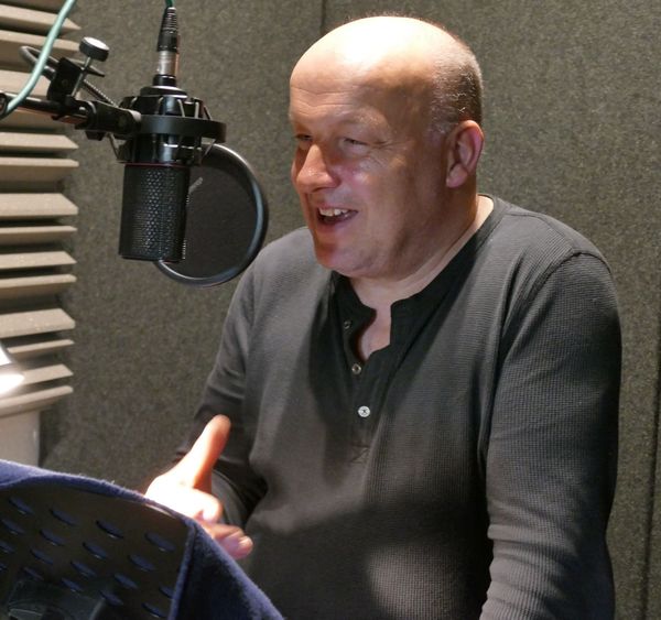 Matthias Kleiner spricht den erwachsenen Janssen. Foto: Christian Gude