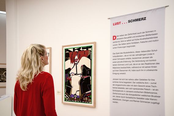 Besucherin vor einem Janssen-Plakat. Foto: Andrey Gradetchleiv