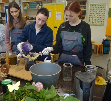 Teilnehmerinnen der Oldenburger Jugendwerkstatt beim Herstellen von Pflanzenfarbe, Foto: Stadt Oldenburg