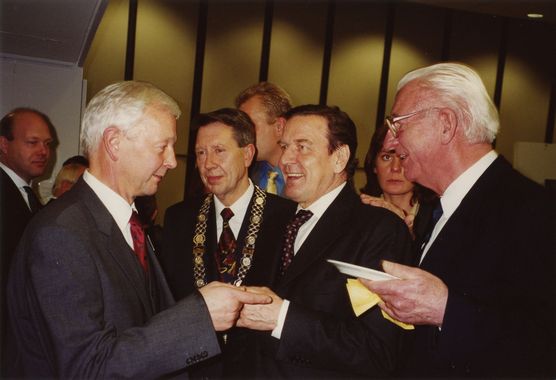 Museumseröffnung: (v.l.) Kulturdezernent Dr. Ekkehard Seeber, Oberbürgermeister Dr. Jürgen Pöschel, Bundeskanzler Gerhard Schröder und der ehemalige Oberstadtdirektor Heiko Wandscher. Foto: Wolfgang Rudolph