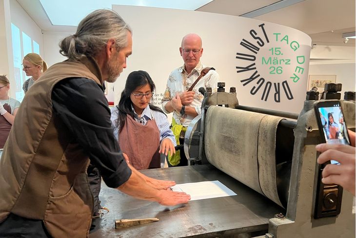 Helmut Feldmann an der Druckerpresse. Foto: Horst-Janssen-Museum