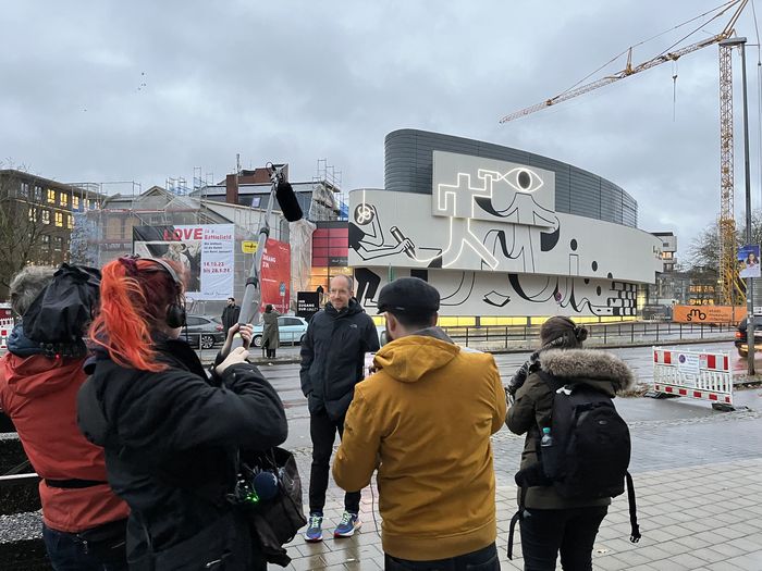 Presserummel bei der Einweihung des Fassadenkunstwerks. Foto: Horst-Janssen-Museum