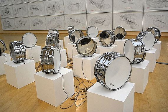 "Trommelorchester" von Ulrich Eller in der Ausstellung "Sound goes Image", 2017, Foto: Horst-Janssen-Museum