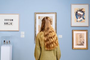 Besucherin vor Janssen-Werken. Foto: Studio 3x3