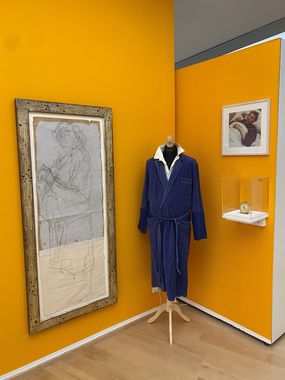 Horst Janssens Bademantel in der Ausstellung "Ich war ein Allesschmecker". Foto: Horst-Janssen-Museum
