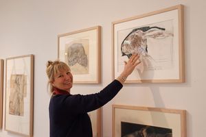 Kuratorin Antje Tietken in der neu gehängten Dauerausstellung. Foto: Horst-Janssen-Museum