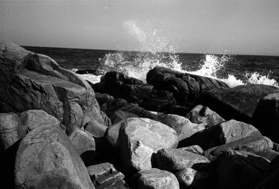 Horst Janssen, o.T. (Rocks and Surf), black and white photograph © VG Bild-Kunst, Bonn 2023