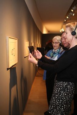 Besucherin in der Ausstellung "Move The Line". Foto: Markus Hibbeler