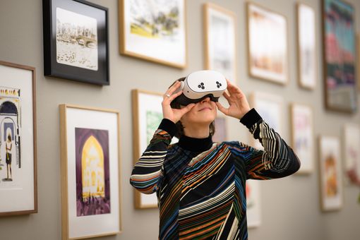 Besucherin mit VR-Brille in der Christoph-Niemann-Ausstellung 2025. Foto: Mohssen Assanimoghaddam