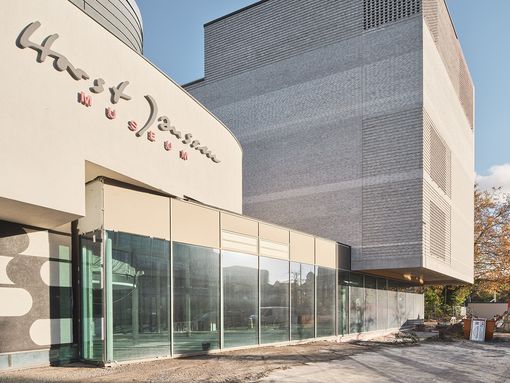 Horst-Janssen-Museum mit Neubau(-stelle) des Stadtmuseums. Foto: Caspar Sessler