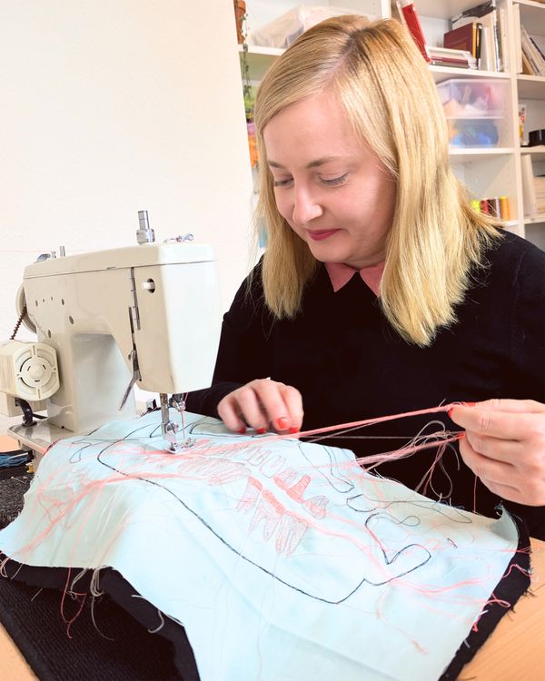 Andrea Ziegler an der Nähmaschine. Foto: Horst-Janssen-Museum