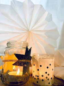 Papiersterne und Windlichter basteln. Foto: Gönna Jensen