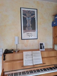 Janssen-Plakat über dem Klavier. Foto: Antje H.