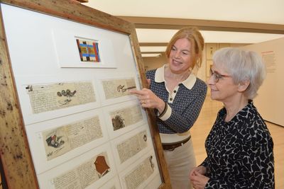 Jutta Moster-Hoos und Inge von Danckelman betrachten das Opa-Leporello. Foto: Horst-Janssen-Museum