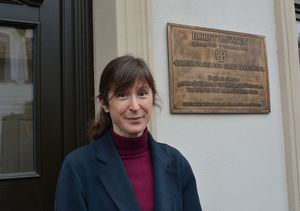 Aline Helmcke vor der Stipendiatenwohnung (ehemaliges Haus von Janssens Großeltern). Foto: Horst-Janssen-Museum