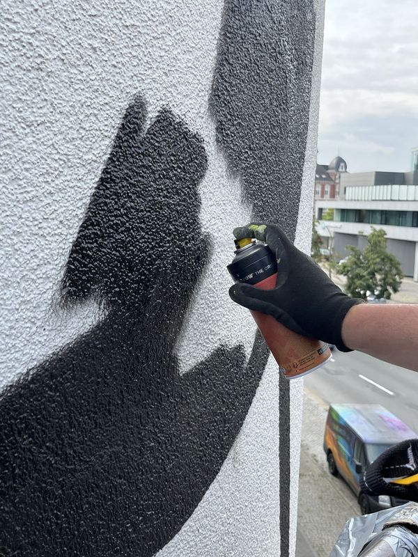 Das Wandbild wird an die Fassade gesprayt. Foto: Horst-Janssen-Museum