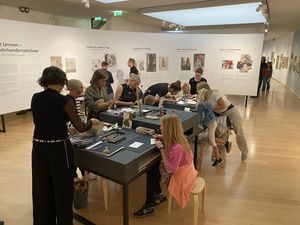 Kinder und Erwachsene bei einer Kreativ-Aktion. Foto: Horst-Janssen-Museum
