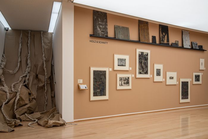 Ausstellungsansicht "Janssen und das Holz". Foto: Andrey Gradtechliev