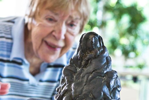 Teilnehmerin an einer kunstgeragogischen Veranstaltung. Foto: Gerlinde Domininghaus