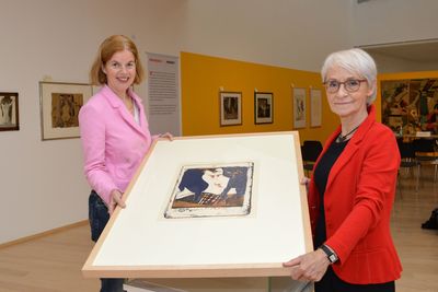 Fördervereinsvorsitzende Inge von Danckelman (r.) überreicht das Werk „Der Kuss“ an Museumsleiterin Jutta Moster-Hoos. Foto: Horst-Janssen-Museum