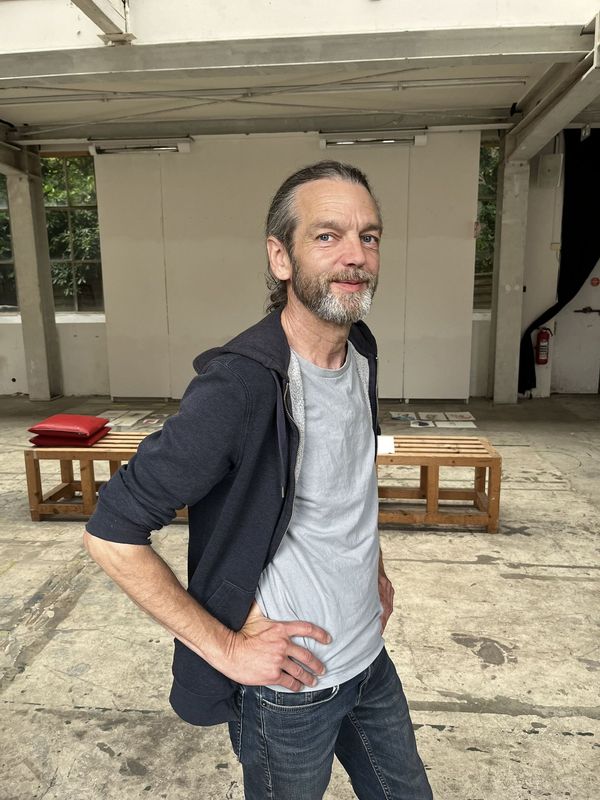 Helmut Feldmann führt die Druckerpresse vor. Foto: Horst-Janssen-Museum