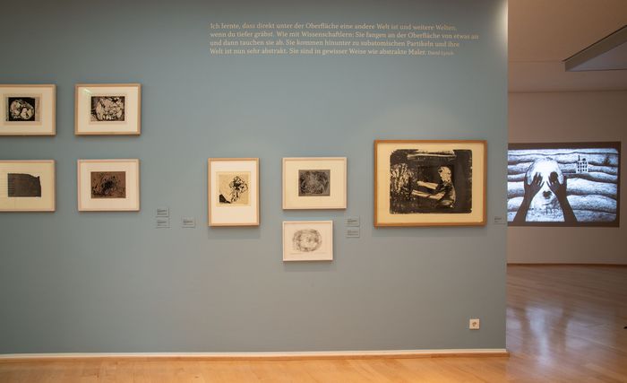 Blick in die Ausstellung "My House is on Fire". Foto: Andrey Gradetchliev